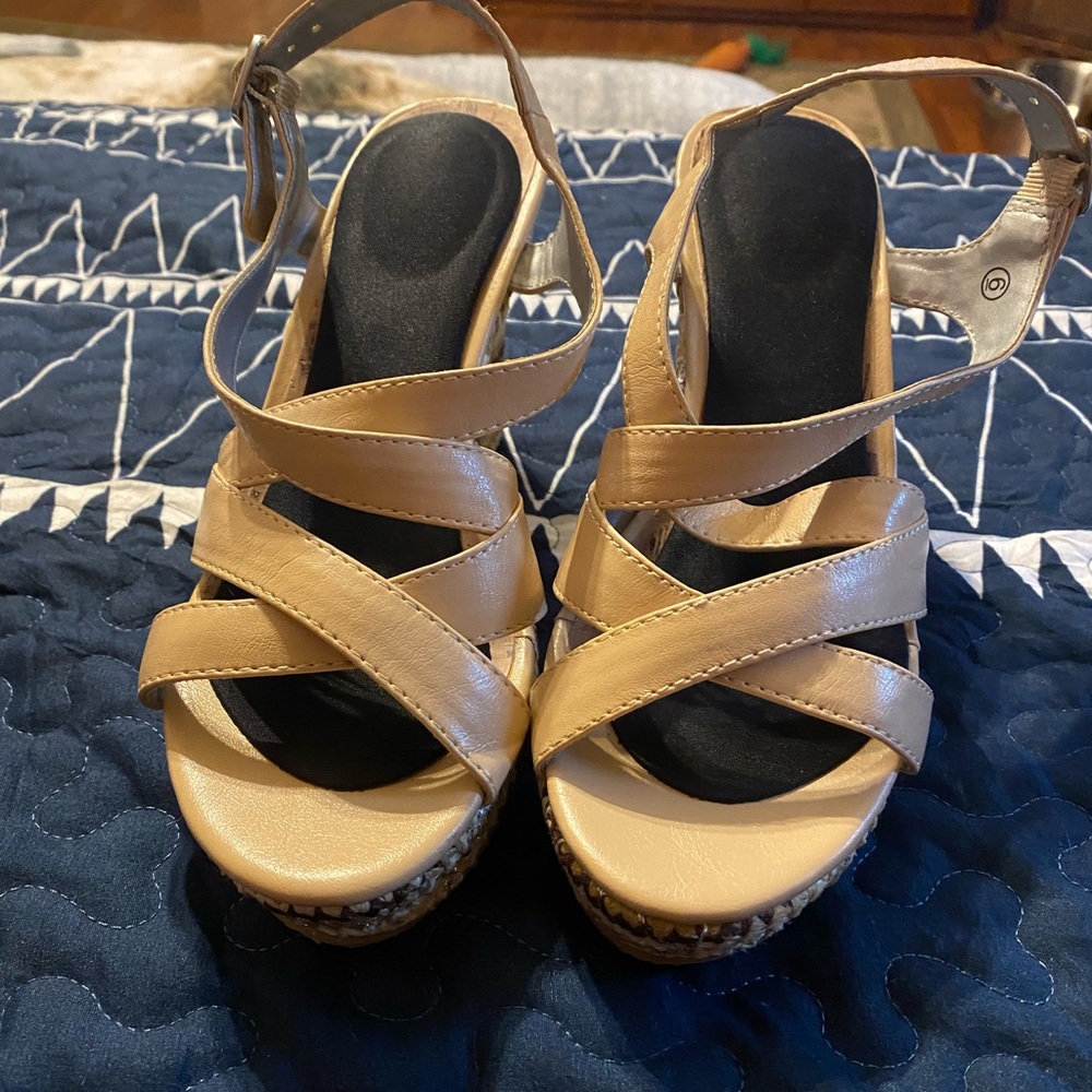 Sketchers Heeled Sandal - Size 6